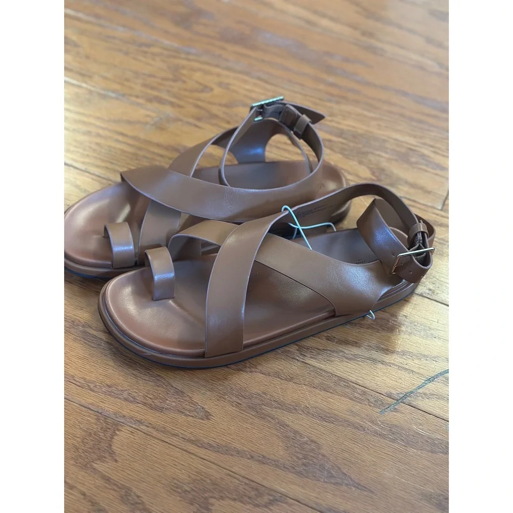 Universal Thread Matilda Cognac Brown Strappy Toe Loop Flat Sandals Womens 9.5
